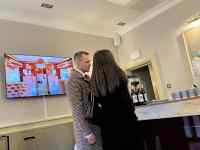 �����̒��ɗ����Ă���j��

AI �����R���e���c�͌����܂މ\��������܂��B