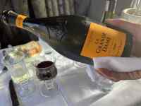 �e�[�u���̏�ɂ���{�g��

AI �����R���e���c�͌����܂މ\��������܂��B