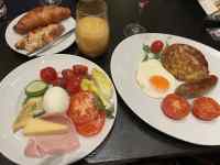 �M�̏�ɂ��鐔��ނ̐H�ו�

AI �����R���e���c�͌����܂މ\��������܂��B