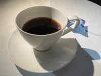 �e�[�u���̏�ɒu���ꂽ�R�[�q�[�J�b�v

AI �����R���e���c�͌����܂މ\��������܂��B