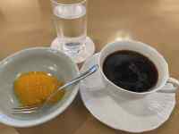 �e�[�u���̏�ɂ���R�[�q�[

AI �����R���e���c�͌����܂މ\��������܂��B