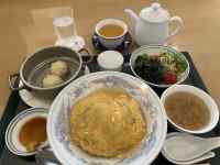 �e�[�u���̏�ɂ��闿��

AI �����R���e���c�͌����܂މ\��������܂��B