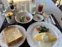 �e�[�u���̏�̐H���ƈ��ݕ�

AI �����R���e���c�͌����܂މ\��������܂��B