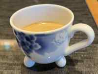 �e�[�u���ɒu���ꂽ�R�[�q�[�J�b�v

AI �����R���e���c�͌����܂މ\��������܂��B