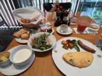 �e�[�u���̏�ɂ��鐔��ނ̐H��

AI �����R���e���c�͌����܂މ\��������܂��B