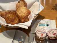 �e�[�u���̏�̐H�ו�

AI �����R���e���c�͌����܂މ\��������܂��B