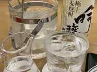 �e�[�u���̏�̈��ݕ����������O���X

AI �����R���e���c�͌����܂މ\��������܂��B