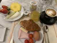 �M�̏�ɂ��邢���ȐH�ו�

AI �����R���e���c�͌����܂މ\��������܂��B