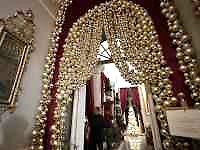 ����, �e�[�u��, �~�� ���܂܂�Ă���摜

AI �����R���e���c�͌����܂މ\��������܂��B