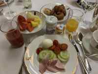 �e�[�u���̏�ɂ��邢���ȐH�ו�

AI �����R���e���c�͌����܂މ\��������܂��B