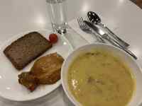 �M�̏�ɂ���X�[�v

AI �����R���e���c�͌����܂މ\��������܂��B