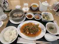 �e�[�u���̏�ɕ��ׂ�ꂽ����

AI �����R���e���c�͌����܂މ\��������܂��B