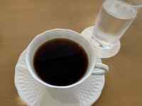 �e�[�u���̏�ɒu���ꂽ�R�[�q�[�J�b�v

AI �����R���e���c�͌����܂މ\��������܂��B