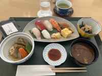 �e�[�u���̏�̐H��

AI �����R���e���c�͌����܂މ\��������܂��B