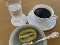 �M�̏�ɒu���ꂽ�R�[�q�[�J�b�v

AI �����R���e���c�͌����܂މ\��������܂��B