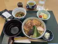 �e�[�u���̏�ɂ��闿��

AI �����R���e���c�͌����܂މ\��������܂��B