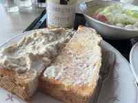 �e�[�u���̏�ɂ���T���h�C�b�`

AI �����R���e���c�͌����܂މ\��������܂��B