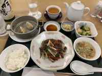 �e�[�u���̏�ɕ��ׂ�ꂽ����

AI �����R���e���c�͌����܂މ\��������܂��B