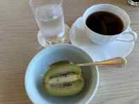 �M�̏�ɒu���ꂽ�R�[�q�[�J�b�v

AI �����R���e���c�͌����܂މ\��������܂��B