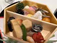 �e�[�u���̏�ɂ��邢���ȐH�ו�

AI �����R���e���c�͌����܂މ\��������܂��B