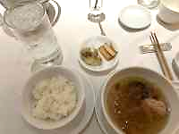 �M�̏�ɒu���Ă��鐔�X�̃J�b�v

AI �����R���e���c�͌����܂މ\��������܂��B