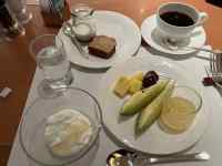 �M�̏�̐H���ƈ��ݕ�

AI �����R���e���c�͌����܂މ\��������܂��B