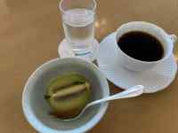 �e�[�u���̏�ɂ���R�[�q�[

AI �����R���e���c�͌����܂މ\��������܂��B