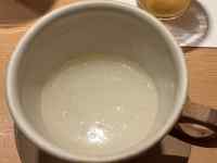 �M�̏�ɒu���ꂽ�R�[�q�[�J�b�v

AI �����R���e���c�͌����܂މ\��������܂��B