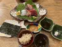 �e�[�u���̏�̗���

AI �����R���e���c�͌����܂މ\��������܂��B