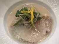 �{�E���̒��ɓ����Ă���X�[�v

AI �����R���e���c�͌����܂މ\��������܂��B