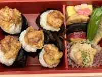 �e�[�u���̏�ɂ��鐔��ނ̐H�ו�

AI �����R���e���c�͌����܂މ\��������܂��B