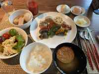 �e�[�u���ɒu���Ă���l�X�ȗ���

AI �����R���e���c�͌����܂މ\��������܂��B