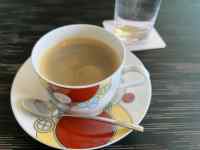 �e�[�u���̏�ɒu���ꂽ�R�[�q�[�J�b�v

AI �����R���e���c�͌����܂މ\��������܂��B