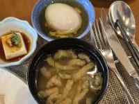 �H�i, �e�[�u�� ���܂܂�Ă���摜

AI �����R���e���c�͌����܂މ\��������܂��B