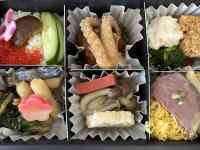 �M�̏�̃T���h�C�b�`�ƃT���_�̎ʐ^�̃R���[�W��

AI �����R���e���c�͌����܂މ\��������܂��B