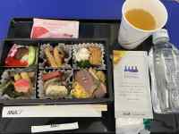 ��̏�ɂ��鐔��ނ̃p���t���b�g

AI �����R���e���c�͌����܂މ\��������܂��B