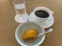 �e�[�u���̏�ɂ���R�[�q�[

AI �����R���e���c�͌����܂މ\��������܂��B