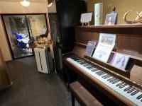 ��̏�ɒu���ꂽ�s�A�m

AI �����R���e���c�͌����܂މ\��������܂��B