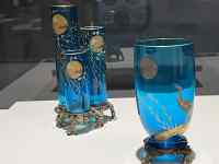 �K���X ���܂܂�Ă���摜

AI �����R���e���c�͌����܂މ\��������܂��B