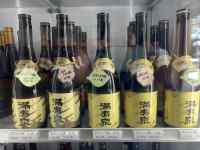 ��̏�ɂ��鐔��ނ̕r

AI �����R���e���c�͌����܂މ\��������܂��B