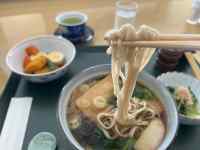 �e�[�u���̏�ɂ��闿��

AI �����R���e���c�͌����܂މ\��������܂��B