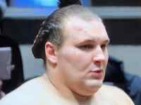 �����V���c�𒅂Ă���j���̊�

AI �����R���e���c�͌����܂މ\��������܂��B