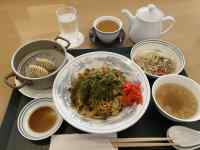 �e�[�u���̏�ɂ���X�[�v

AI �����R���e���c�͌����܂މ\��������܂��B