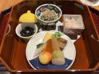 �e�[�u���̏�̗���

AI �����R���e���c�͌����܂މ\��������܂��B