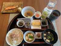 �e�[�u���̏�ɂ��闿��

AI �����R���e���c�͌����܂މ\��������܂��B