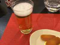 �e�[�u���̏�ɒu���ꂽ���ݕ�

AI �����R���e���c�͌����܂މ\��������܂��B