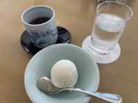 �e�[�u���̏�ɂ���R�[�q�[

AI �����R���e���c�͌����܂މ\��������܂��B