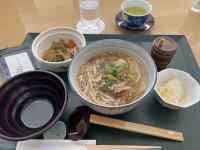 �e�[�u���̏�ɂ���X�[�v

AI �����R���e���c�͌����܂މ\��������܂��B