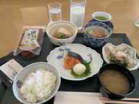 �e�[�u���̏�ɂ��邢���ȗ���

AI �����R���e���c�͌����܂މ\��������܂��B