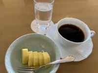 �e�[�u���̏�ɂ���R�[�q�[

AI �����R���e���c�͌����܂މ\��������܂��B